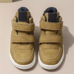 ⁦Boys Mid-Top Fashion Sneakers Sports Casual Shoes with Hook and Loop Fastener Closure, Solid Color, All-Season Comfort, Training and Daily Wear, Splicing Design with Sewing Thread - PU & Fabric Upper, Fabric Lining, TPR Sole⁩ - الصورة ⁦5⁩