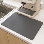 This 39.88cm x 50.04cm premium rubber dish drying mat is not only heat resistant and anti-slip, but also absorbent and stain concealing. Most importantly, it is especially easy to clean and drain, making it a must-have for restaurants, cafes, and home ki - Image 2