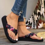 ⁦Women'S Floral Pattern Fabric Upper Flip-Flops, Fashionable Thick Sole Casual Slides, Slip-On Design, Low Heel, with EVA Insole and Sole, for Summer, All-Season Comfort Sandals⁩ - الصورة ⁦7⁩