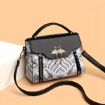 ⁦Weidola Women's Retro Rhombus Geometric Crossbody Bag - Adjustable Shoulder Strap, Large Capacity Anti-Theft Zipper Closure, with Polyester Lining, Multi-Color Options for Daily Use & Casual Outings, Independent Style Purse, Goldtone Hardware⁩ - الصورة ⁦6⁩
