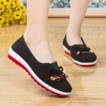 ⁦Women's Floral Embroidered Flats, Bowknot Decor Lightweight Soft Sole Shoes, Comfort Daily Footwear⁩ - الصورة ⁦5⁩
