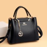 ⁦Women's Stylish Black Handbag with Golden-Tone Hardware & Detachable Shoulder Strap - High Quality, Lightweight, and Elegant Design for Everyday Use, Designer Handbags⁩ - الصورة ⁦5⁩
