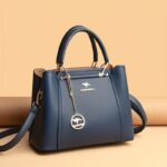 ⁦Women's Stylish Black Handbag with Golden-Tone Hardware & Detachable Shoulder Strap - High Quality, Lightweight, and Elegant Design for Everyday Use, Designer Handbags⁩ - الصورة ⁦4⁩