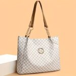 ⁦Women'S PU Vintage M Printed Character, M Retro Hardware Accessories, Large Capacity Spring And Summer Travel Vacation Zipper Switch Shoulder Bag, Crossbody Bag, Handbag, Tote Bag, Available in Three Colors.⁩ - الصورة ⁦4⁩