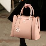 ⁦Women's Stylish Black Handbag with Golden-Tone Hardware & Detachable Shoulder Strap - High Quality, Lightweight, and Elegant Design for Everyday Use, Designer Handbags⁩ - الصورة ⁦2⁩