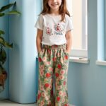 ⁦Summer Youthful Pant Set with Short Sleeves for Girls, New Fashionable Casual Two-Piece Outfit for Middle and Large Youngsters, Featuring a Floral Pattern, Short Sleeves, and Wide-Leg Pants, for Outdoor⁩ - الصورة ⁦10⁩