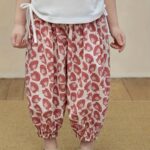 ⁦Girls Lightweight & Comfy Allover Strawberries Pattern Print Jogger Pants For Summer⁩ - الصورة ⁦11⁩