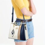 ⁦2024 New Women's Color-Block Tote Bag with Adjustable Crossbody/Shoulder Strap, Golden-Tone Hardware & Magnetic Closure - High Quality Casual Handbag for Commuting, Work, Travel - Navy/Beige/White Contrast Design, Crossbody Purse, Commuting Accessory, Dur⁩ - الصورة ⁦8⁩