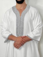 A Traditional Middle Eastern Men'S Garment, a Moroccan-Style Islamic Muslim Arab Long Robe, Featuring a White Round Neck with Silver-Gray Embroidery And Three-Quarter Sleeves, Suitable for Ramadan And Eid Celebrations.