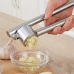⁦1pc Garlic Press, Stainless Steel Garlic Mincer & Peeler, Garlic Crusher, Removable Inner Dish Design For Easy Clean And Filling Garlic Kitchen Accessories⁩ - الصورة ⁦2⁩