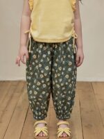 ⁦Girls Lightweight & Comfy Allover Strawberries Pattern Print Jogger Pants For Summer⁩ - الصورة ⁦2⁩