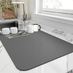This 39.88cm x 50.04cm premium rubber dish drying mat is not only heat resistant and anti-slip, but also absorbent and stain concealing. Most importantly, it is especially easy to clean and drain, making it a must-have for restaurants, cafes, and home ki - Image 5