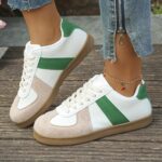 ⁦Women's Retro Style Sneakers - Lightweight PU Cover Low-Top Lace-Up Shoes with White & Green Color Scheme, Beige Sole, and Comfortable Fabric Inner Lining for Casual Attire⁩ - الصورة ⁦5⁩