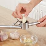 ⁦1pc Garlic Press, Stainless Steel Garlic Mincer & Peeler, Garlic Crusher, Removable Inner Dish Design For Easy Clean And Filling Garlic Kitchen Accessories⁩ - الصورة ⁦10⁩