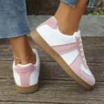 ⁦Women's Retro Style Sneakers - Lightweight PU Cover Low-Top Lace-Up Shoes with White & Green Color Scheme, Beige Sole, and Comfortable Fabric Inner Lining for Casual Attire⁩ - الصورة ⁦9⁩