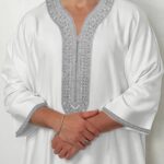 ⁦A Traditional Middle Eastern Men'S Garment, a Moroccan-Style Islamic Muslim Arab Long Robe, Featuring a White Round Neck with Silver-Gray Embroidery And Three-Quarter Sleeves, Suitable for Ramadan And Eid Celebrations.⁩ - الصورة ⁦7⁩