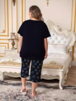⁦Women's Plus Casual Lounge Set, Plus Size Solid Short Sleeve V Neck Top & Floral Capri Pants Pajama 2 Piece Set⁩ - الصورة ⁦4⁩