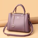 ⁦Women's Stylish Black Handbag with Golden-Tone Hardware & Detachable Shoulder Strap - High Quality, Lightweight, and Elegant Design for Everyday Use, Designer Handbags⁩ - الصورة ⁦3⁩