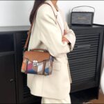 ⁦Weidola Women's Retro Rhombus Geometric Crossbody Bag - Adjustable Shoulder Strap, Large Capacity Anti-Theft Zipper Closure, with Polyester Lining, Multi-Color Options for Daily Use & Casual Outings, Independent Style Purse, Goldtone Hardware⁩ - الصورة ⁦11⁩