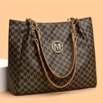 ⁦Women'S PU Vintage M Printed Character, M Retro Hardware Accessories, Large Capacity Spring And Summer Travel Vacation Zipper Switch Shoulder Bag, Crossbody Bag, Handbag, Tote Bag, Available in Three Colors.⁩ - الصورة ⁦3⁩