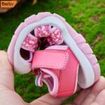 ⁦DCLUAY Girls' Pink Breathable Sandals - Lightweight Non-Slip Outdoor Sports & Casual Shoes with Hook-and-Loop Strap, Perfect for Running and Casual Attire, Strappy Sandals⁩ - الصورة ⁦4⁩