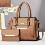 ⁦A New Set of Two Shiny Tote Bags for Women, Featuring a Large Capacity, Suitable for Shoulder Or Crossbody Use, with a Crocodile Pattern. Perfect for Commuting, As a Birthday Gift, for Dates, Business Meetings, Casual Travel, And Essential Outings.⁩ - الصورة ⁦7⁩