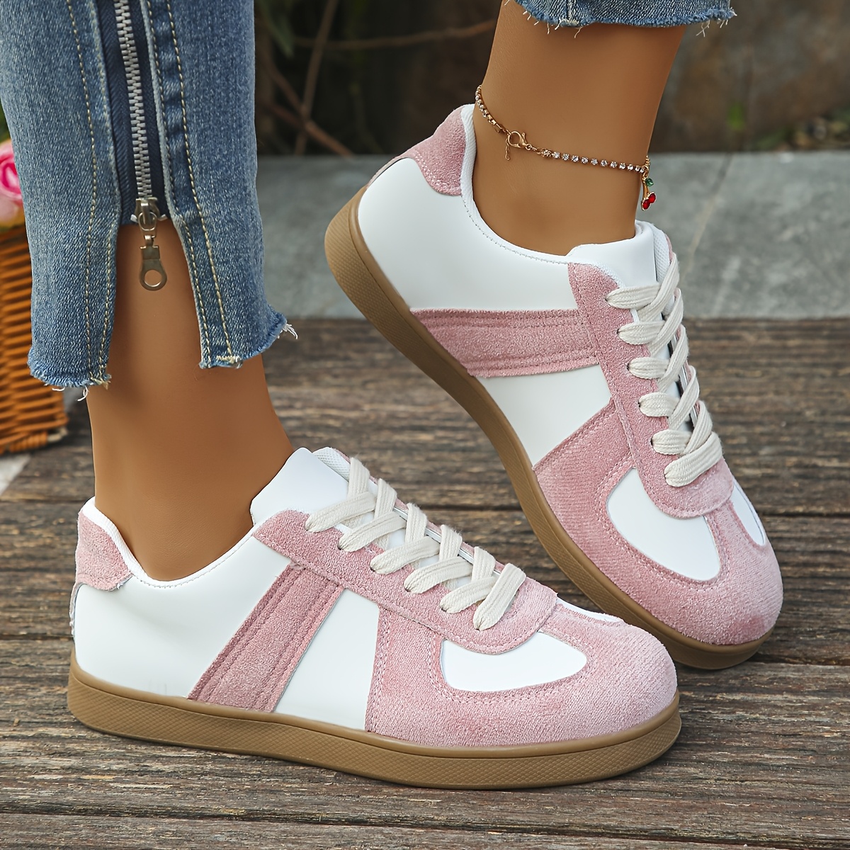 936250c6-ab05-412a-be94-e551170d92ce.jpg Women's Retro Style Sneakers - Lightweight PU Cover Low-Top Lace-Up Shoes with White & Green Color Scheme, Beige Sole, and Comfortable Fabric Inner Lining for Casual Attire - الصورة 1