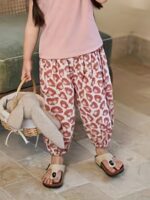 ⁦Girls Lightweight & Comfy Allover Strawberries Pattern Print Jogger Pants For Summer⁩ - الصورة ⁦10⁩