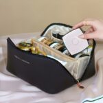 ⁦Large Capacity Artificial Leather Travel Organizer - Portable Cosmetic Case with Compartments, Ideal for Mother-Daughter, Perfect for Toiletry Storage, Ideal Gift for New Year, Valentine'S Day, Mother'S Day⁩ - الصورة ⁦3⁩