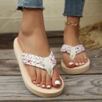 ⁦Women'S Floral Pattern Fabric Upper Flip-Flops, Fashionable Thick Sole Casual Slides, Slip-On Design, Low Heel, with EVA Insole and Sole, for Summer, All-Season Comfort Sandals⁩ - الصورة ⁦6⁩