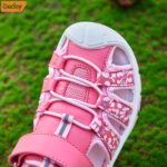 ⁦DCLUAY Girls' Pink Breathable Sandals - Lightweight Non-Slip Outdoor Sports & Casual Shoes with Hook-and-Loop Strap, Perfect for Running and Casual Attire, Strappy Sandals⁩ - الصورة ⁦9⁩