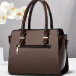 ⁦A New Set of Two Shiny Tote Bags for Women, Featuring a Large Capacity, Suitable for Shoulder Or Crossbody Use, with a Crocodile Pattern. Perfect for Commuting, As a Birthday Gift, for Dates, Business Meetings, Casual Travel, And Essential Outings.⁩ - الصورة ⁦4⁩