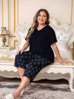 ⁦Women's Plus Casual Lounge Set, Plus Size Solid Short Sleeve V Neck Top & Floral Capri Pants Pajama 2 Piece Set⁩ - الصورة ⁦2⁩