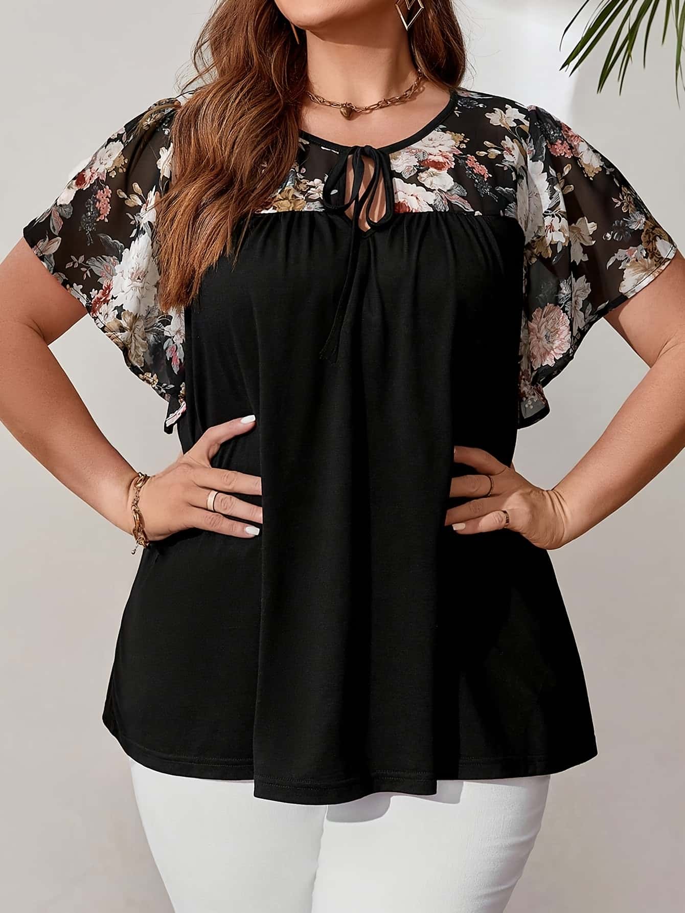 b55bc0b6-81d3-4c94-80b7-518cd3b5919e.jpg Plus Size Women's Floral Print Tie-Front Black Top with Adjustable Bow & Flutter Sleeves - Lightweight Semi-Sheer Summer Blouse, Machine Washable Elegant Pullover for Casual or Dressy Outfits, Floral Print Blouse, Casual Chic Top, Elegant Flutter Sleeves, - الصورة 1