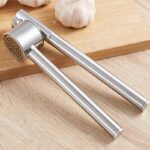 ⁦1pc Garlic Press, Stainless Steel Garlic Mincer & Peeler, Garlic Crusher, Removable Inner Dish Design For Easy Clean And Filling Garlic Kitchen Accessories⁩ - الصورة ⁦3⁩