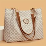⁦Women'S PU Vintage M Printed Character, M Retro Hardware Accessories, Large Capacity Spring And Summer Travel Vacation Zipper Switch Shoulder Bag, Crossbody Bag, Handbag, Tote Bag, Available in Three Colors.⁩ - الصورة ⁦9⁩