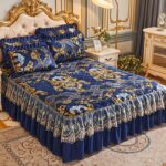 ⁦3pcs Royal Blue European Pattern Light Beige-Friendly Crystal Velvet Quilted + Extra Height Lace Layer Bed Skirt Set with 1 Bed Skirt and 2 Pillowcases, Multi-Layer Trim, Fashionable and Stylish, Moisture-Wicking, Breathable, Wrinkle-Resistant, Silent, Ea⁩ - الصورة ⁦2⁩