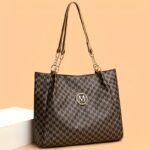 ⁦Women'S PU Vintage M Printed Character, M Retro Hardware Accessories, Large Capacity Spring And Summer Travel Vacation Zipper Switch Shoulder Bag, Crossbody Bag, Handbag, Tote Bag, Available in Three Colors.⁩ - الصورة ⁦10⁩