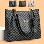 ⁦Women'S PU Vintage M Printed Character, M Retro Hardware Accessories, Large Capacity Spring And Summer Travel Vacation Zipper Switch Shoulder Bag, Crossbody Bag, Handbag, Tote Bag, Available in Three Colors.⁩ - الصورة ⁦8⁩