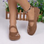 ⁦Women'S Fashionable Floral Mary Jane Flats - Soft, Comfortable Slip-On Shoes with Floral Design, Lightweight Rubber Sole, All-Season Wear, Casual Footwear | Floral Pattern | Comfortable Footwear⁩ - الصورة ⁦2⁩