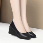 ⁦Lightweight Design, Women's Black Cover Wedge Heel Work Shoes - Comfortable Soft Sole, Slip-On Professional Single Shoes for All Seasons, Everyday Work Shoes|Versatile Women's Shoes|Synthetic Cover Shoes⁩ - الصورة ⁦5⁩