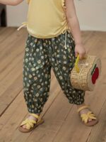 ⁦Girls Lightweight & Comfy Allover Strawberries Pattern Print Jogger Pants For Summer⁩ - الصورة ⁦5⁩