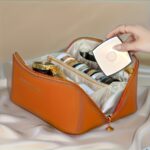 ⁦Large Capacity Artificial Leather Travel Organizer - Portable Cosmetic Case with Compartments, Ideal for Mother-Daughter, Perfect for Toiletry Storage, Ideal Gift for New Year, Valentine'S Day, Mother'S Day⁩ - الصورة ⁦6⁩