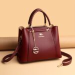 ⁦Women's Stylish Black Handbag with Golden-Tone Hardware & Detachable Shoulder Strap - High Quality, Lightweight, and Elegant Design for Everyday Use, Designer Handbags⁩ - الصورة ⁦7⁩