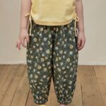⁦Girls Lightweight & Comfy Allover Strawberries Pattern Print Jogger Pants For Summer⁩ - الصورة ⁦12⁩