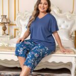 ⁦Women's Plus Casual Lounge Set, Plus Size Solid Short Sleeve V Neck Top & Floral Capri Pants Pajama 2 Piece Set⁩ - الصورة ⁦10⁩