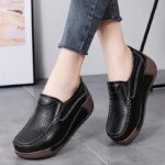 ⁦Women's Slip-On Mid-Heel Platform Shoes - Breathable Synthetic Cover Upper, Round Toe Comfort & Durable PU Sole - Light Blue Minimalist Design for All-Season Casual & Formal Wear, Ladies Shoes⁩ - الصورة ⁦4⁩