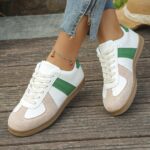 ⁦Women's Retro Style Sneakers - Lightweight PU Cover Low-Top Lace-Up Shoes with White & Green Color Scheme, Beige Sole, and Comfortable Fabric Inner Lining for Casual Attire⁩ - الصورة ⁦2⁩