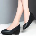 ⁦Lightweight Design, Women's Black Cover Wedge Heel Work Shoes - Comfortable Soft Sole, Slip-On Professional Single Shoes for All Seasons, Everyday Work Shoes|Versatile Women's Shoes|Synthetic Cover Shoes⁩ - الصورة ⁦2⁩