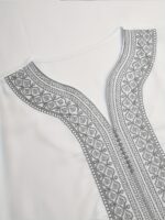 ⁦A Traditional Middle Eastern Men'S Garment, a Moroccan-Style Islamic Muslim Arab Long Robe, Featuring a White Round Neck with Silver-Gray Embroidery And Three-Quarter Sleeves, Suitable for Ramadan And Eid Celebrations.⁩ - الصورة ⁦4⁩